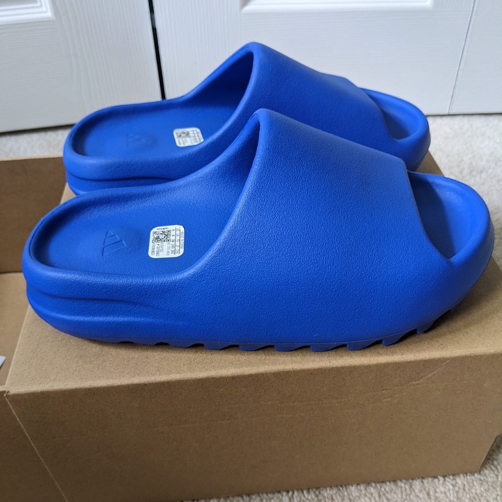 NWT, Yeezy slides, "Azure", mens size 6